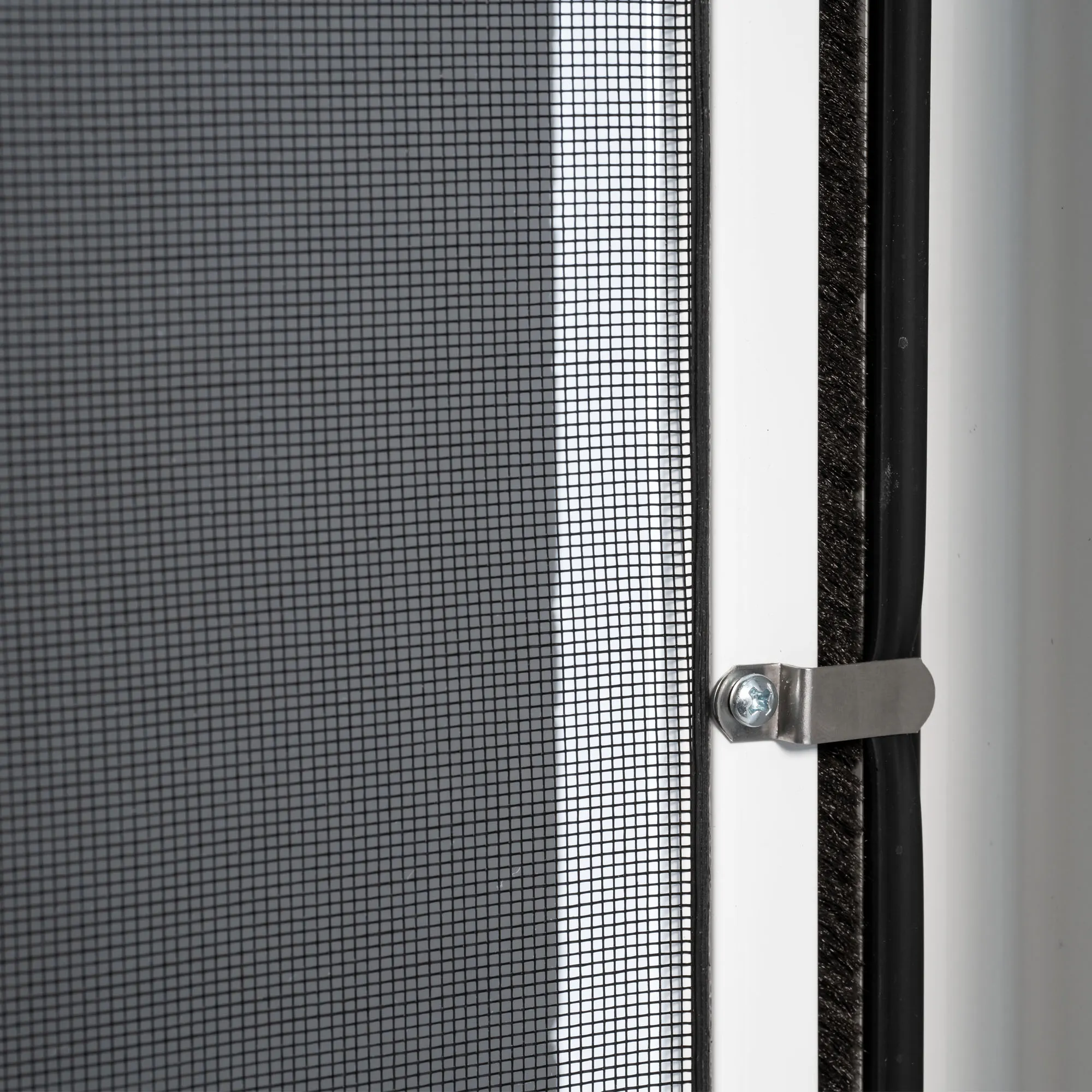 Telaio di protezione per insetti con rete e elementi di fissaggio in primo piano