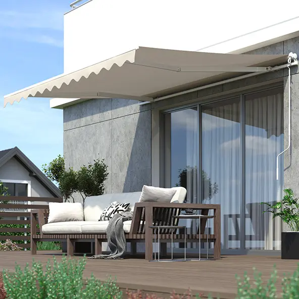 Terrasse mit Markise über Sitzbereich und Pflanzen im Hintergrund