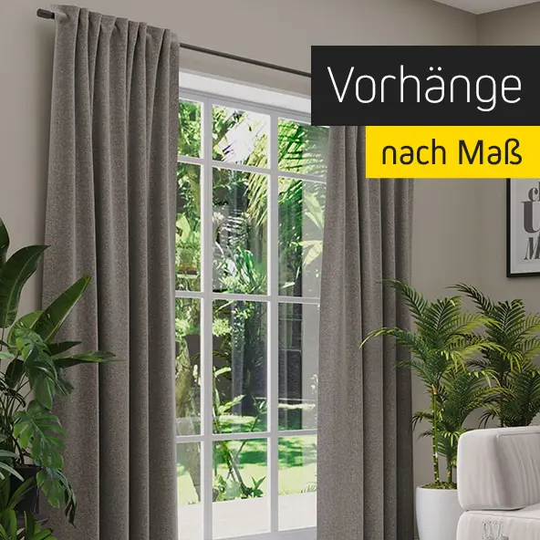 Fenster mit maßgefertigten Vorhängen und Pflanzen im Raum