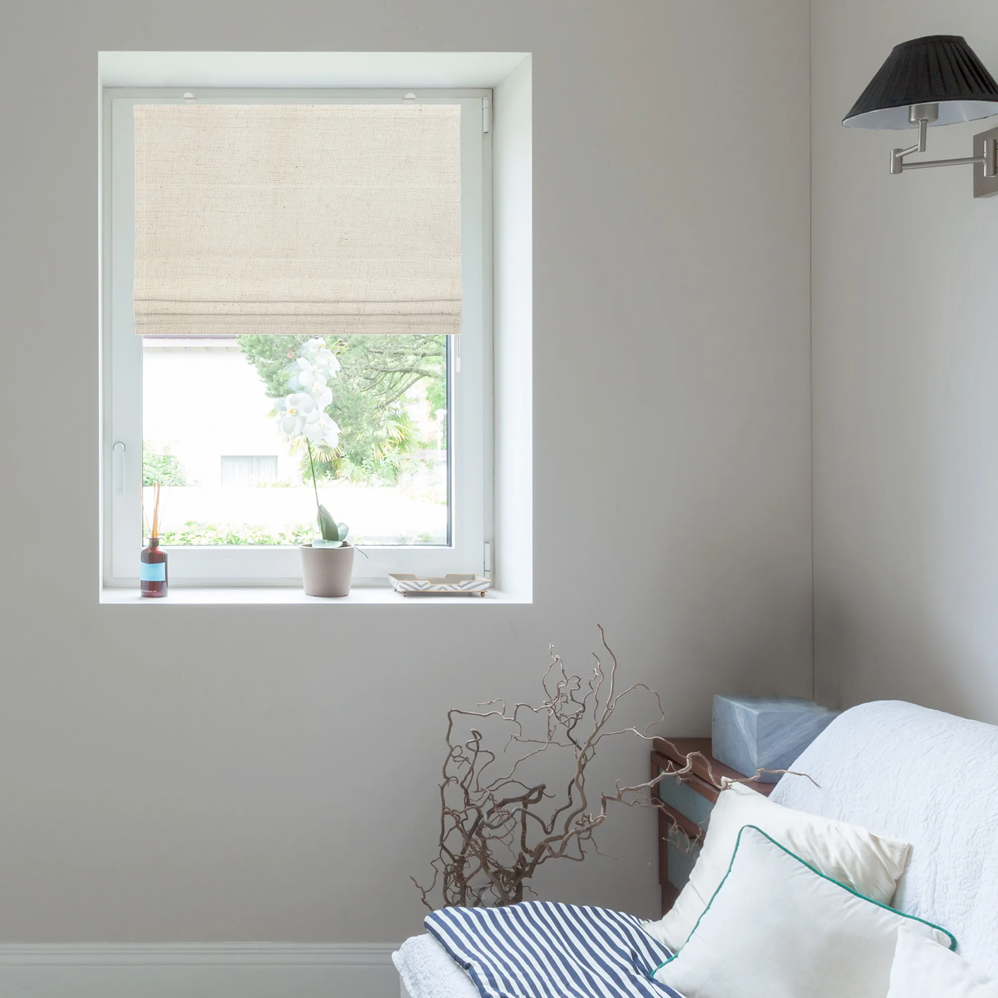 Rullo avvolgibile a una finestra in un soggiorno con divano e decorazioni