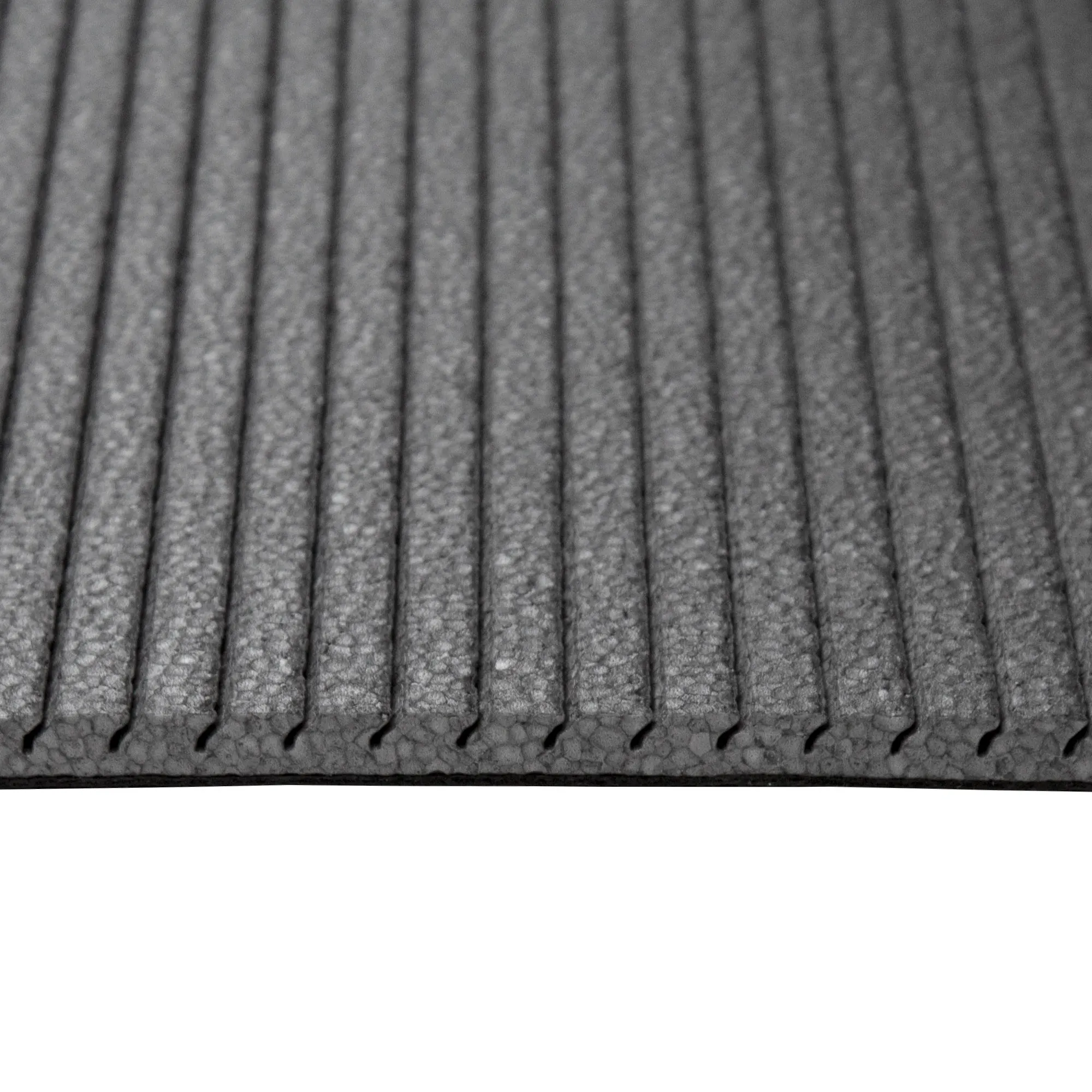 Superficie strutturata con scanalature parallele, probabilmente adatta per isolamento o imbottitura