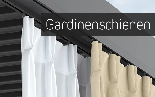 Gardinen an Schienen unter einer Pergola befestigt