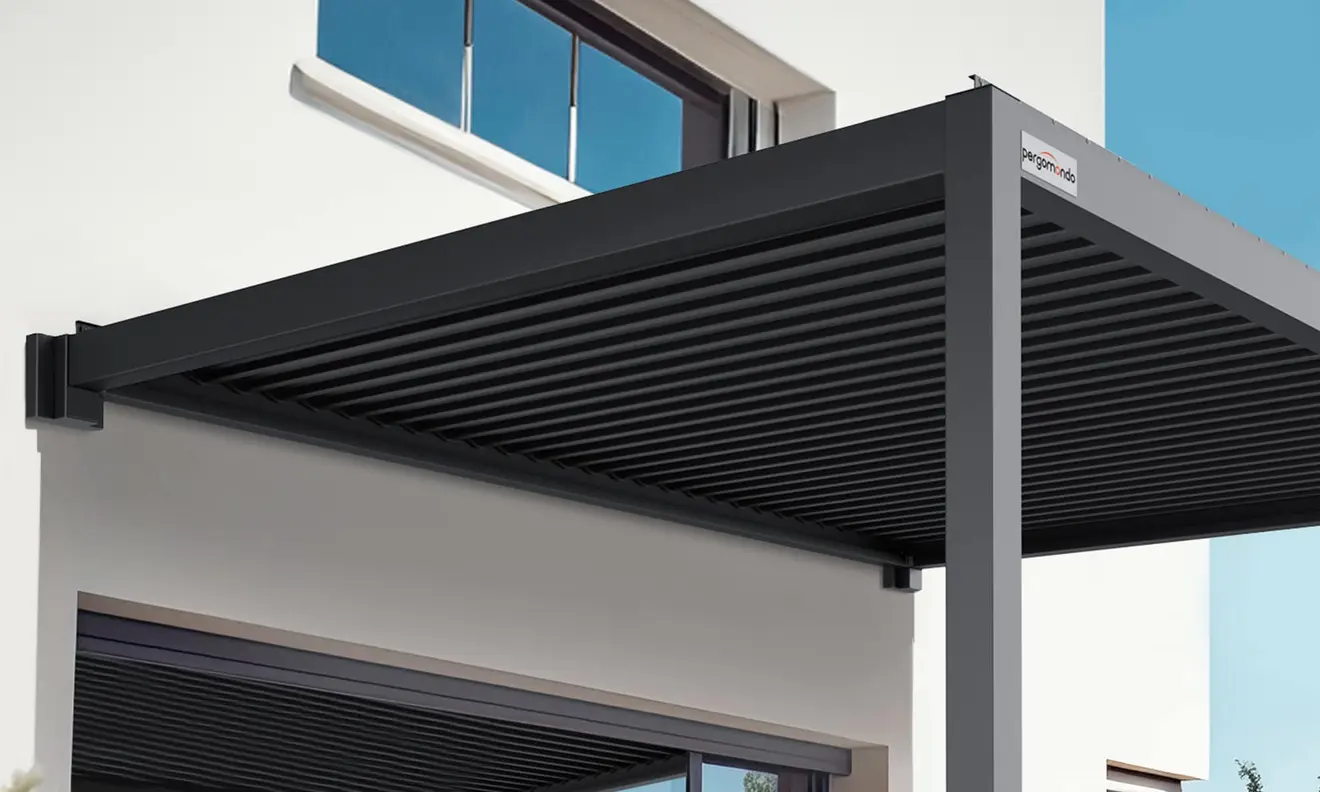 Wandmontageset für Pergola mit Lamellendach, montiert an einer Hauswand