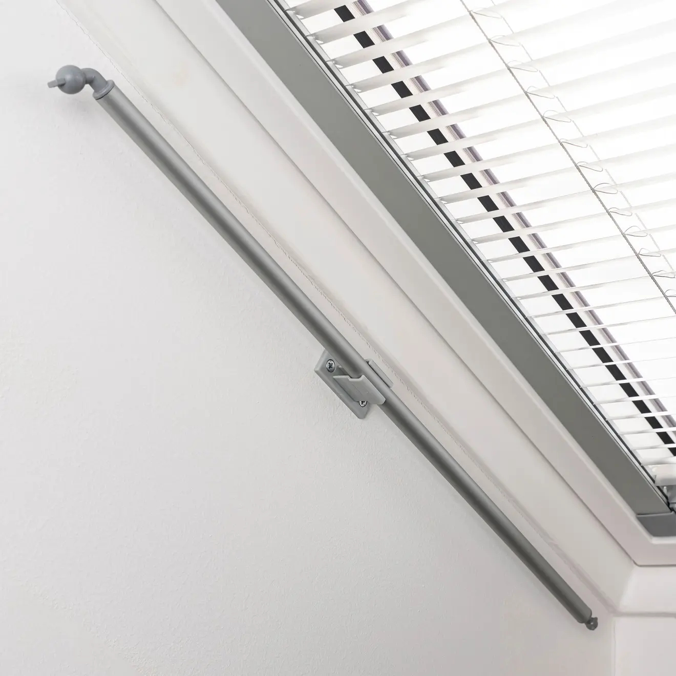 Détail d’une tige de commande avec support pour store plissé de fenêtre de toit