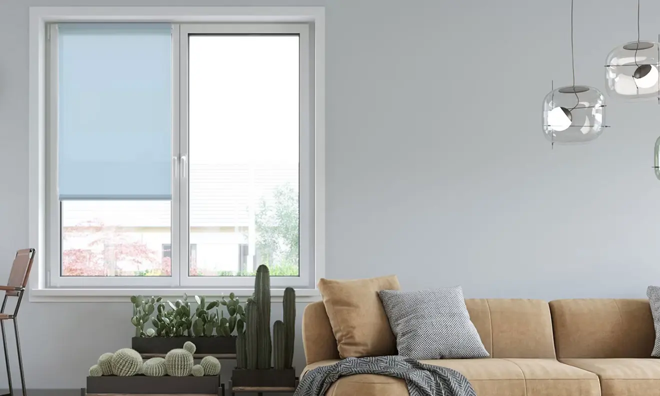 Elektrisches Smart Rollo an Fenster, modernes Wohnzimmer, Sofa, Pflanzen, Hängelampen