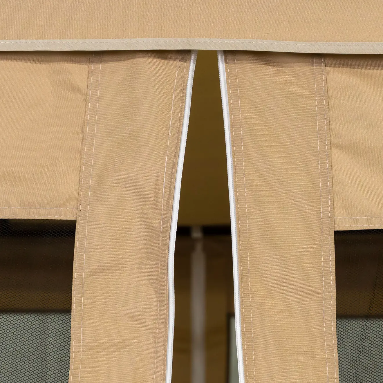 Geschlossener Reißverschluss an beigefarbener Pavillonwand mit Netz