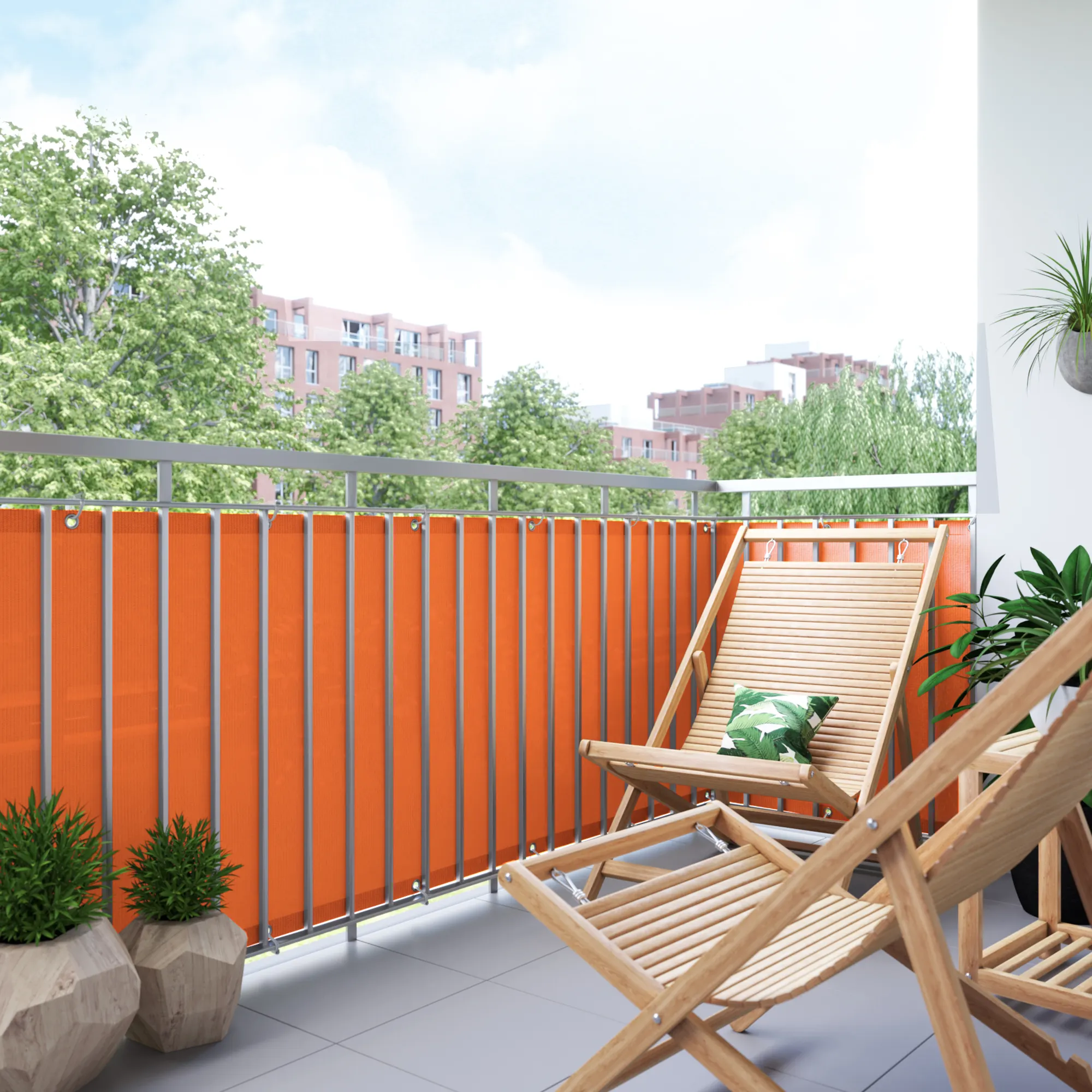 Balcone con rivestimento in materiale traspirante, circondato da piante e sedie