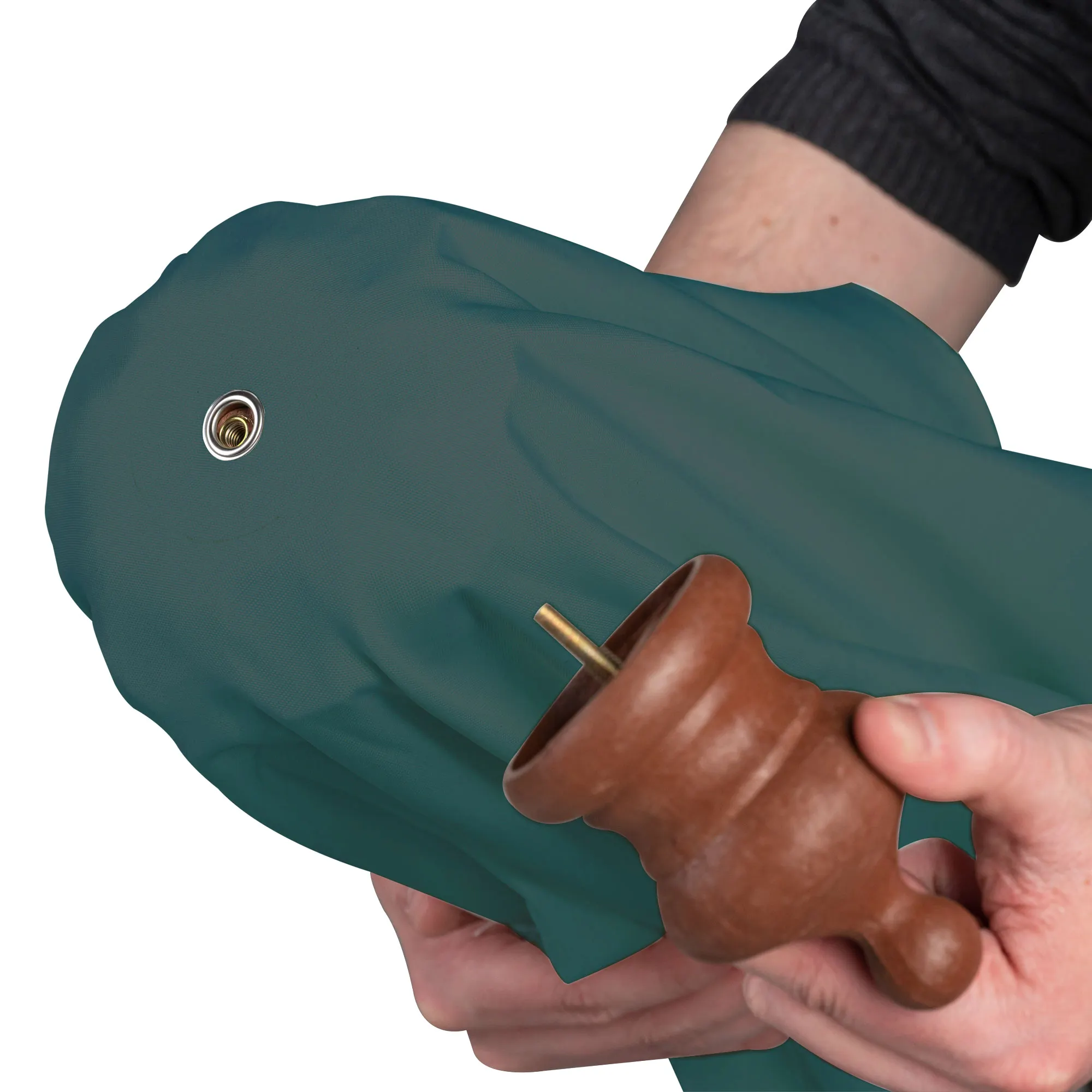 Persona tiene la copertura dell'ombrellone e parte in legno per ombrellone pieghevole