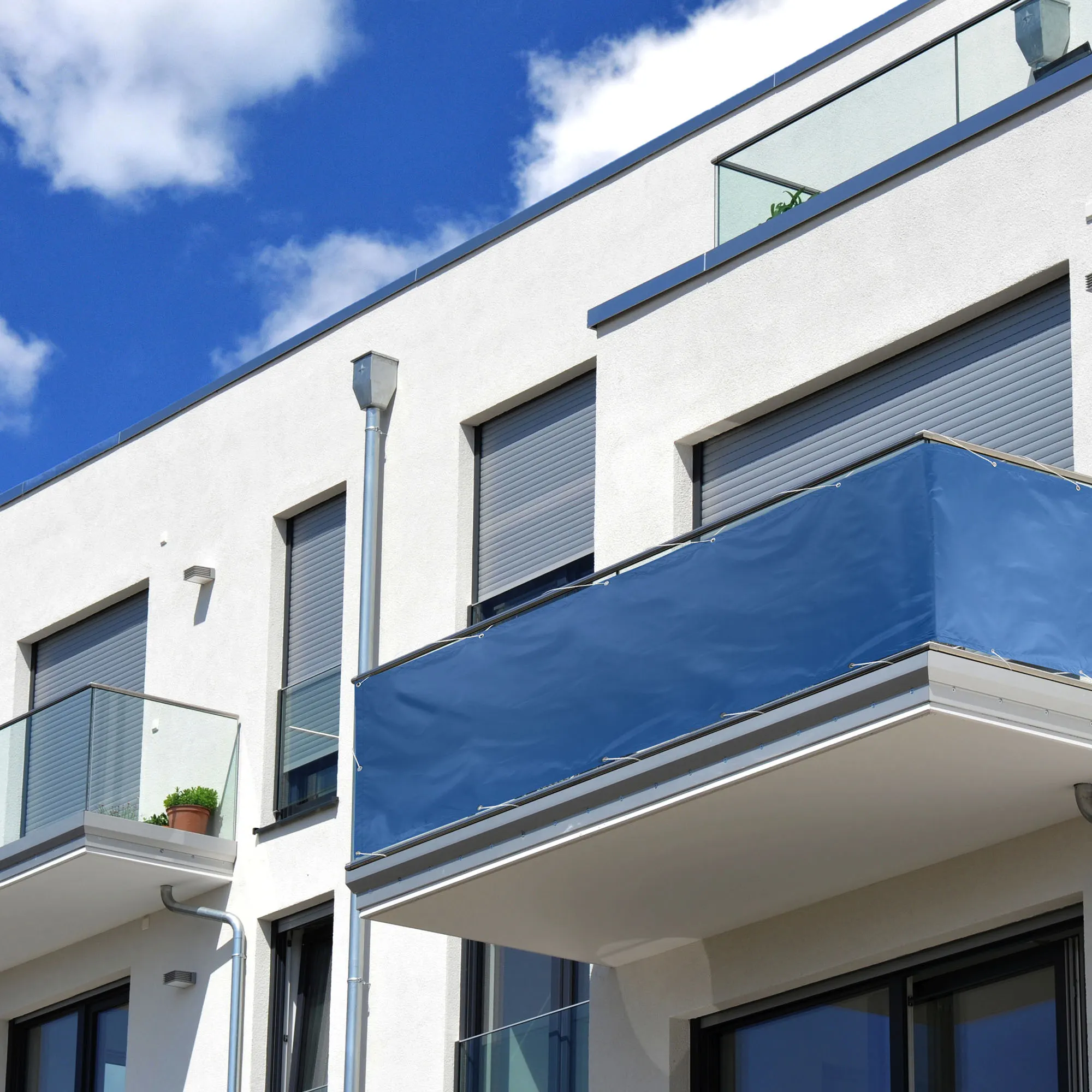 Balcone con rivestimento in poliestere impermeabile su un edificio moderno