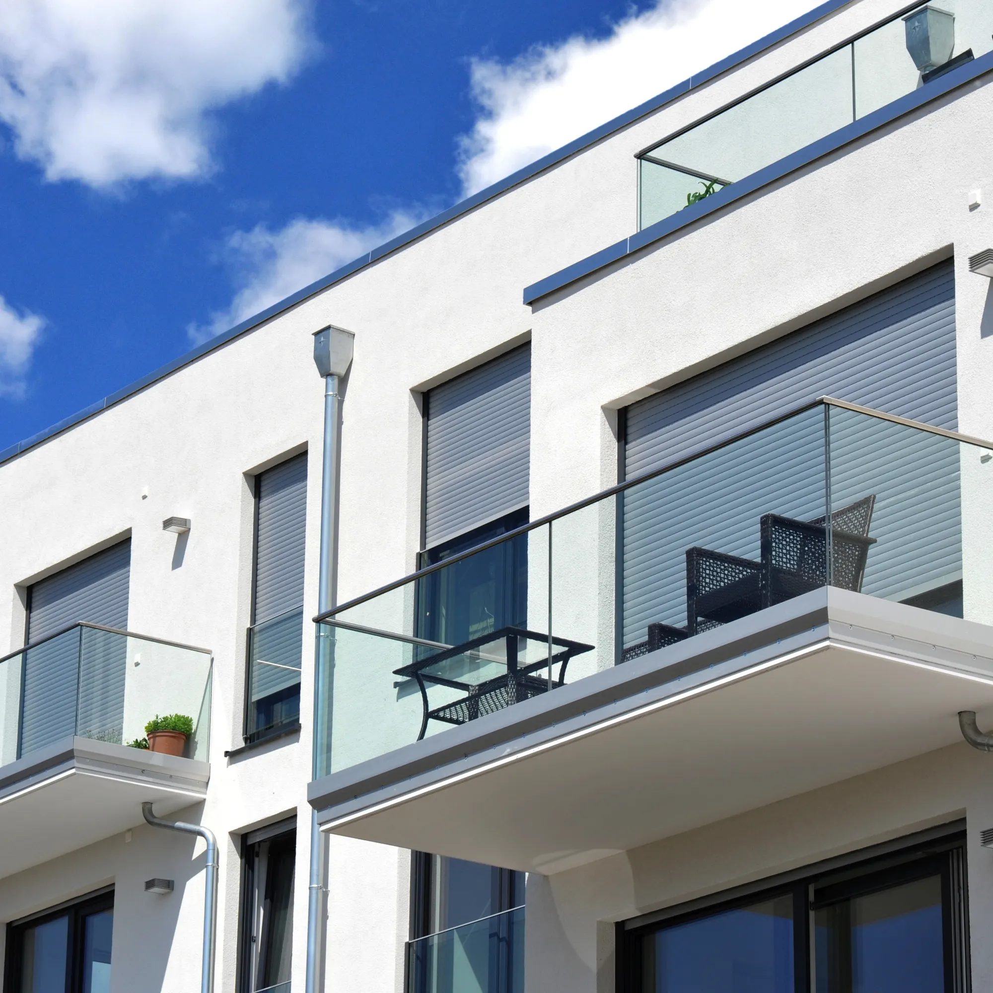 Facciata moderna dell'edificio con balconi e parapetti in vetro