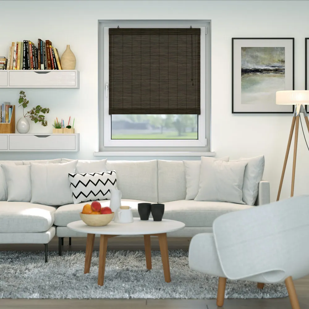 Rullo in bambù su una finestra in un soggiorno con divano e tavolino