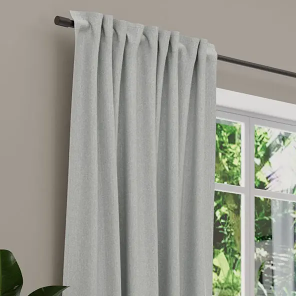 Vorhang an Stange vor Fenster, strukturiertes Material, nachhaltiges Design