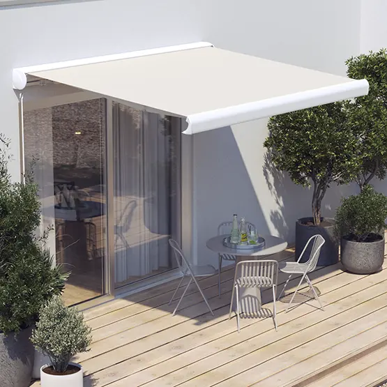 Terrasse mit Markise, Tisch und Stühlen, umgeben von Pflanzen in Töpfen