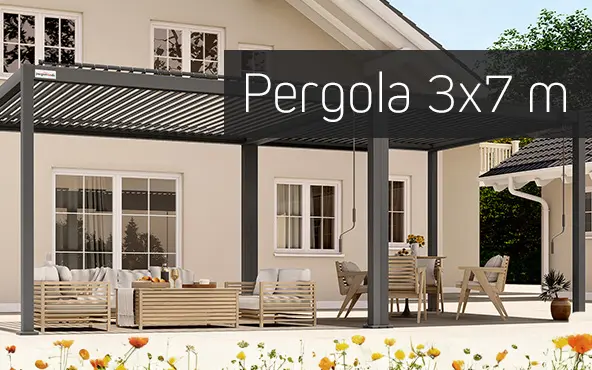 Pergola mit Sitzbereich und Tisch vor einem Haus
