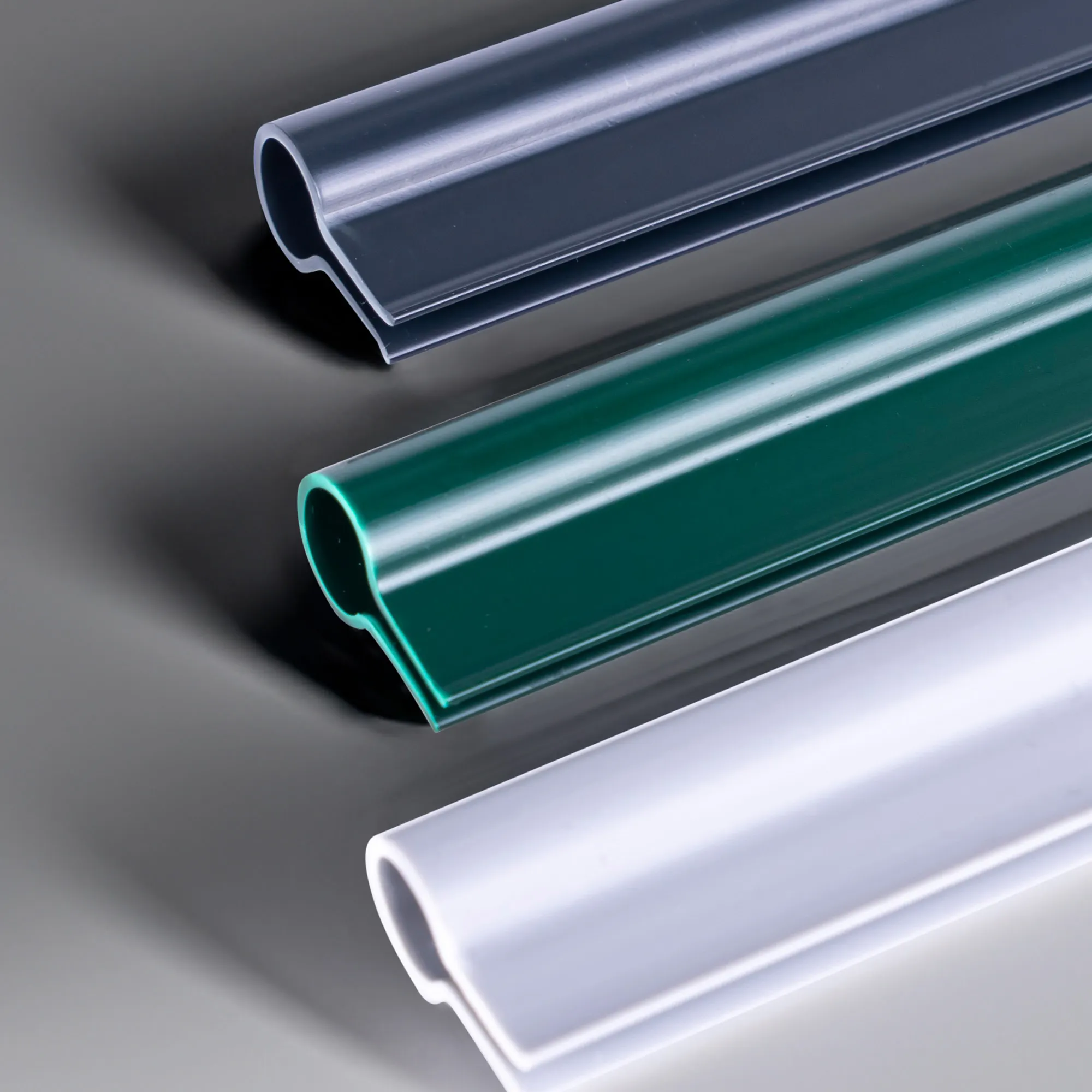 Clip di fissaggio per strisce di protezione in PVC in diverse varianti e materiali