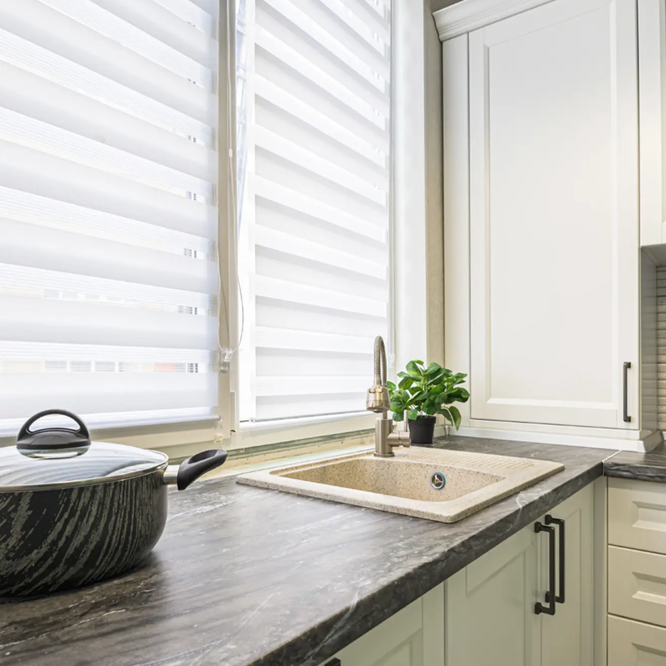 Küche mit elektrischem Smart Doppelrollo am Fenster, Spüle und Topf auf der Arbeitsplatte