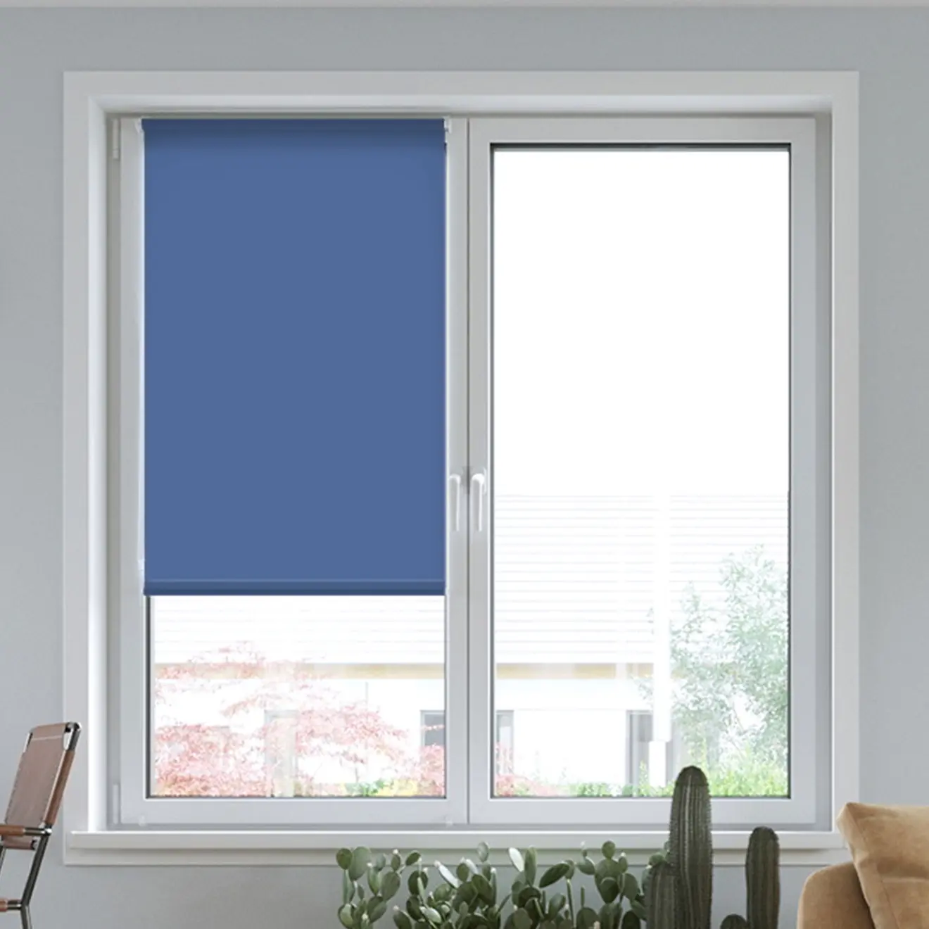 Elektrisches Smart Rollo an einem Fenster, teilweise heruntergelassen, mit Pflanzen im Vordergrund