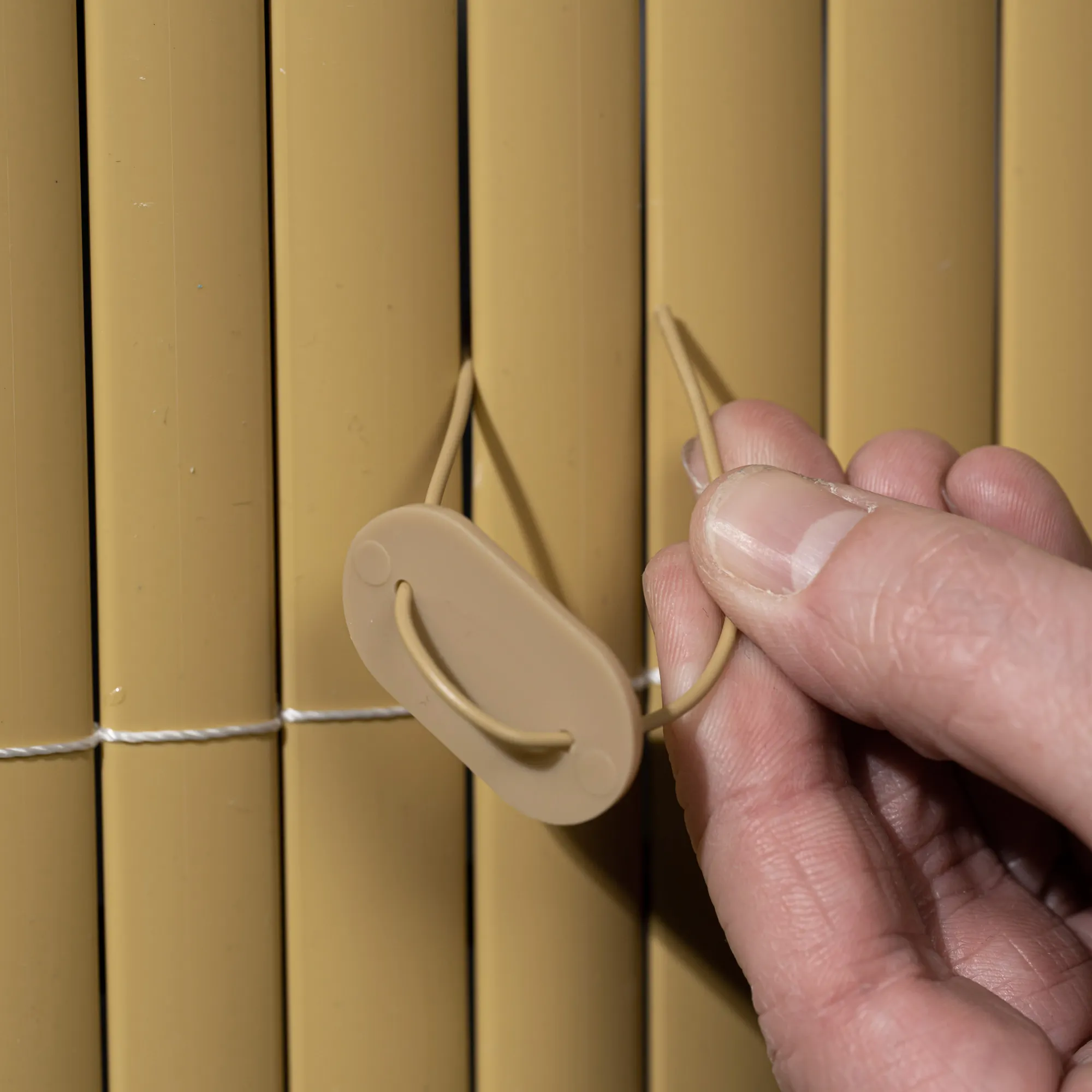 Mano che fissa uno schermo di protezione con kit di fissaggio