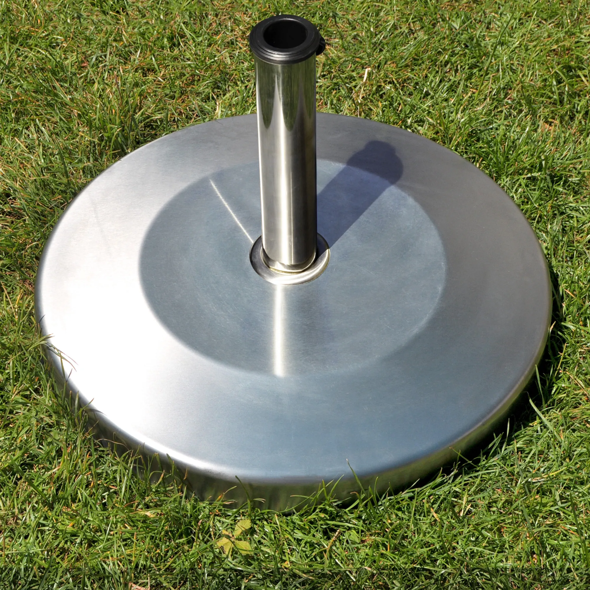 Supporto per ombrellone in acciaio inox su prato per stabilizzare un ombrellone