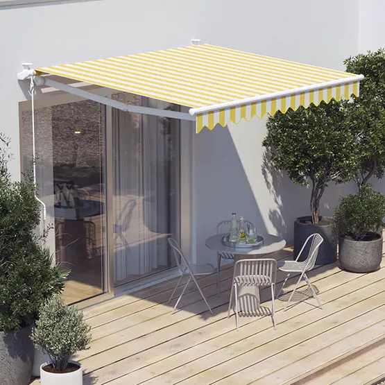 Terrasse mit Markise, Tisch und Stühlen, umgeben von Pflanzen