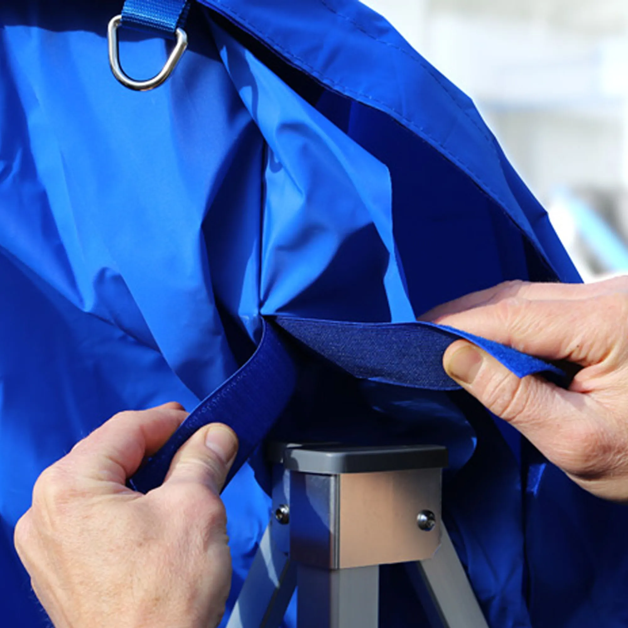 Persona fissa il tetto al gazebo pieghevole con velcro e anello in metallo