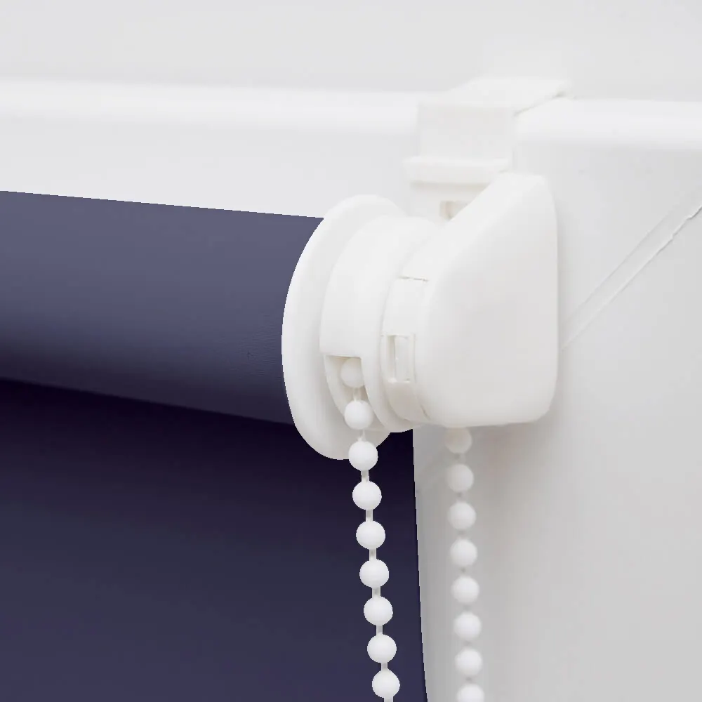 Tenda oscurante con meccanismo a catena per regolare la luce su un telaio di finestra