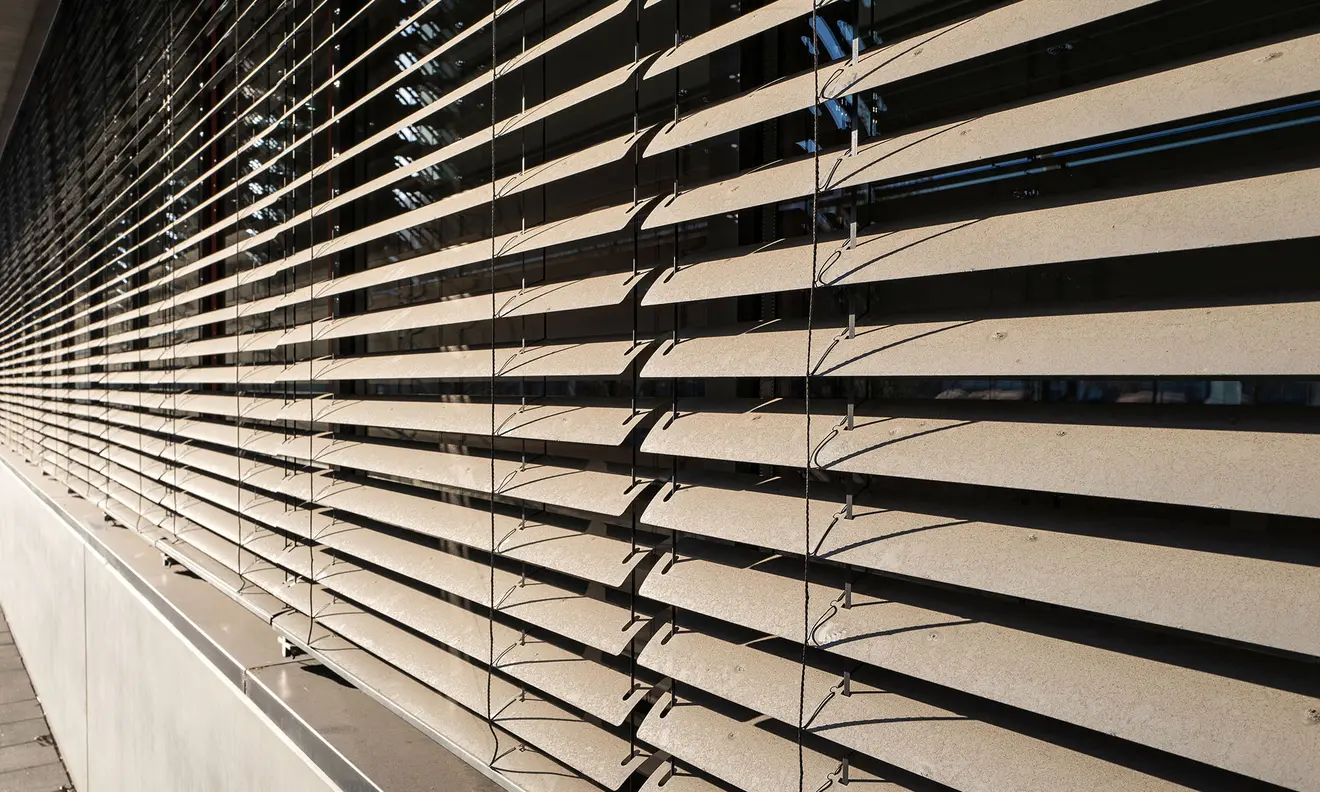 Außenjalousie mit horizontalen Lamellen vor einem Fenster, Licht- und Sichtschutzfunktion