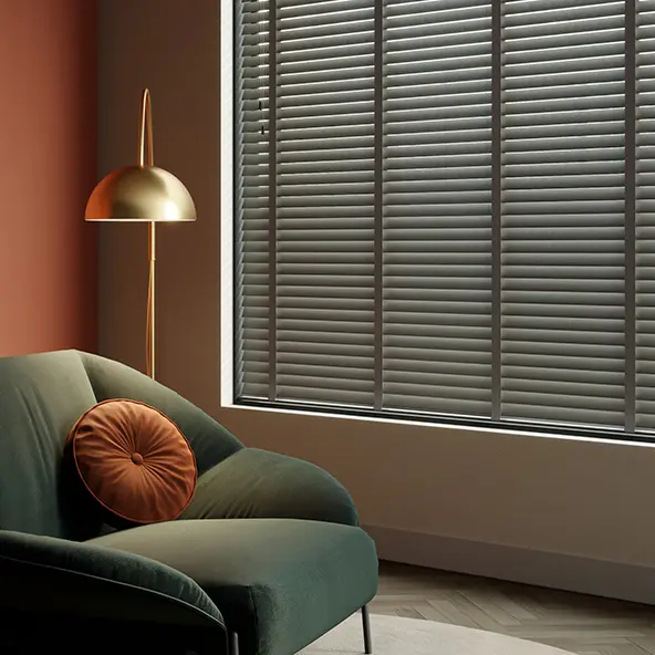 Innenraum mit Sessel, Stehlampe und Fenster mit Jalousien