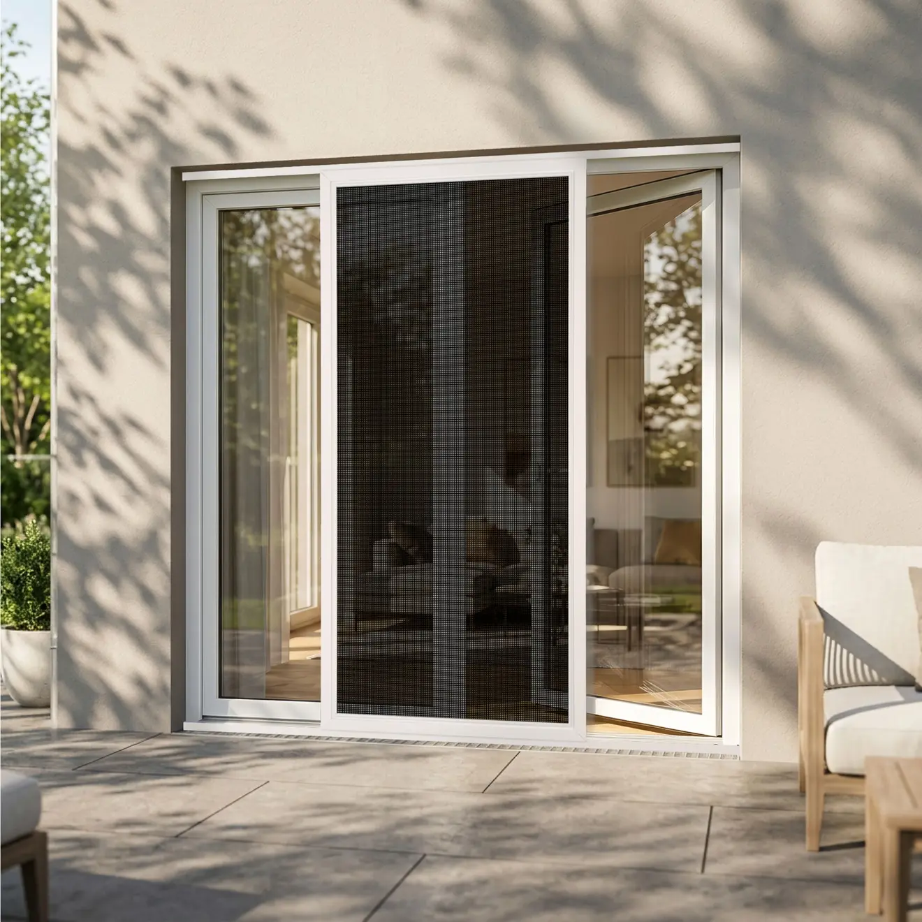 Porte-fenêtre avec moustiquaire coulissante, vantaux ouverts, vue sur salon