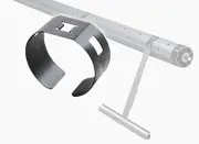 Metallklammer zur Befestigung, möglicherweise für Motorschutz, mit Stange im Hintergrund