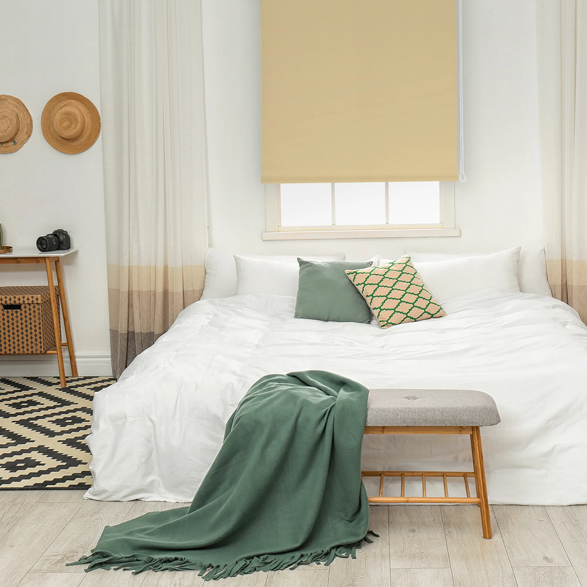 Camera da letto con letto, tapparelle alla finestra, appendiabiti, decorazioni e tappeto