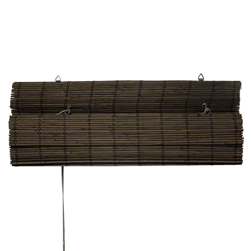 Tenda a rullo in bambù con meccanismo di trazione per regolare la luce e la privacy