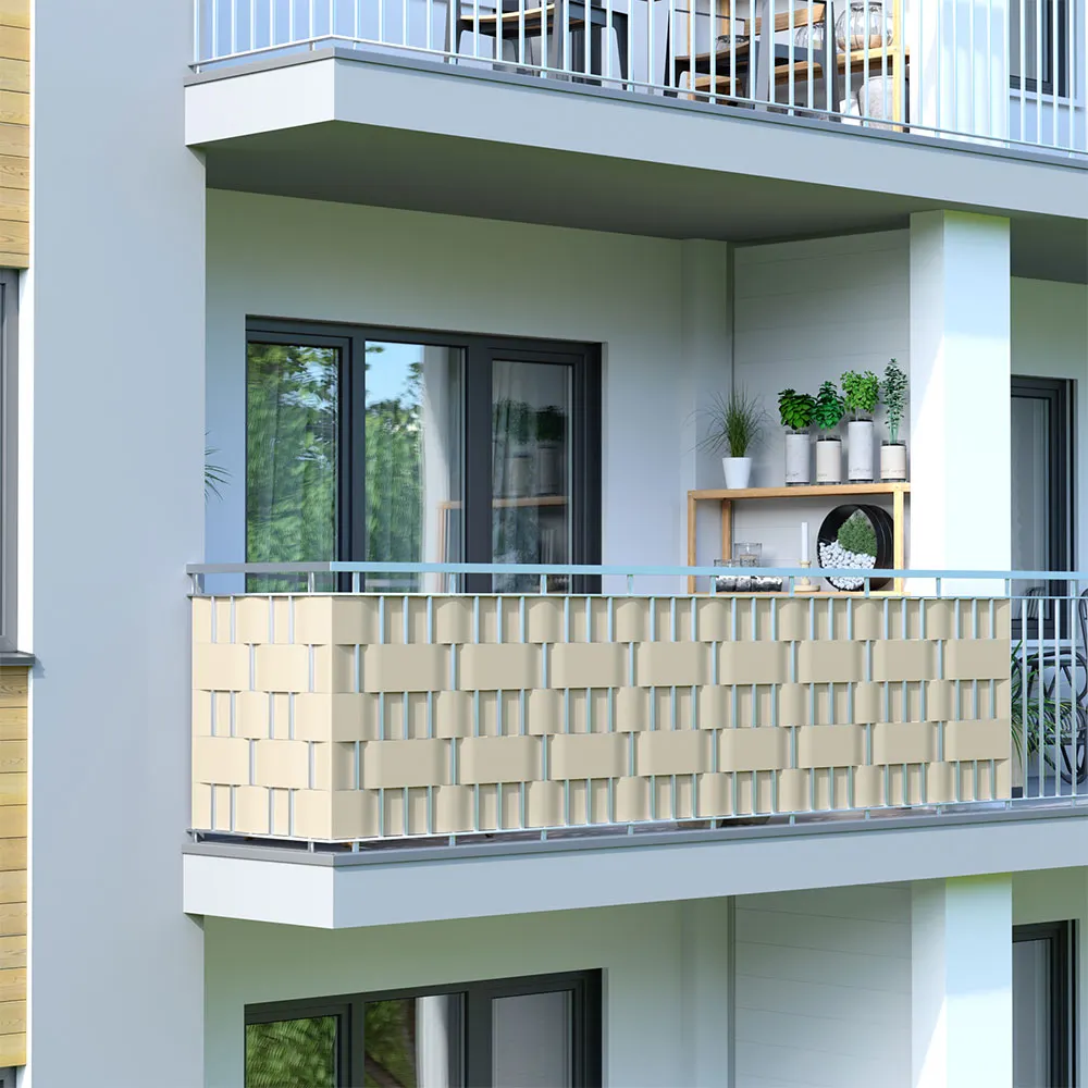Balcone con parapetto decorativo e piante su uno scaffale sullo sfondo