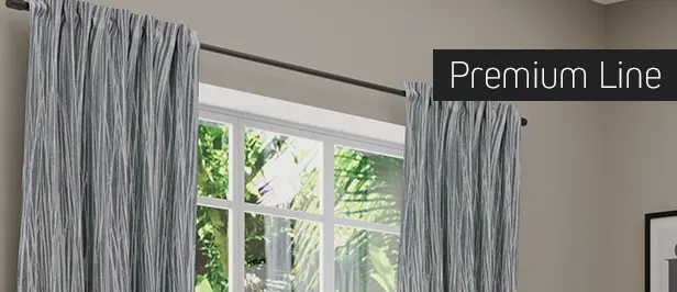 Vorhang an einer Stange vor einem Fenster, Teil der Premium Line Kollektion