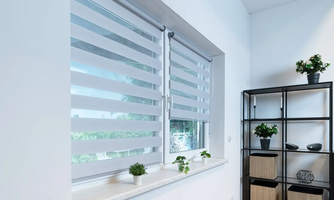 Klemmfix Doppelrollo an Fenster montiert, ermöglicht flexible Lichtregulierung und Sichtschutz