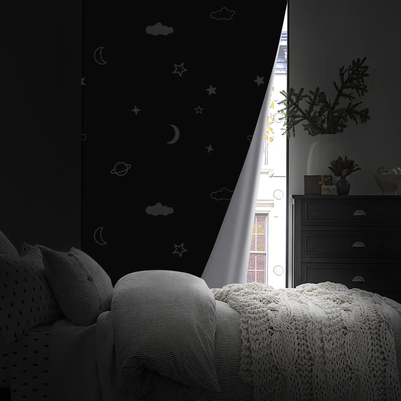 Fenster-Verdunkelungsstoff mit Thermobeschichtung im Schlafzimmer, abdunkelnd