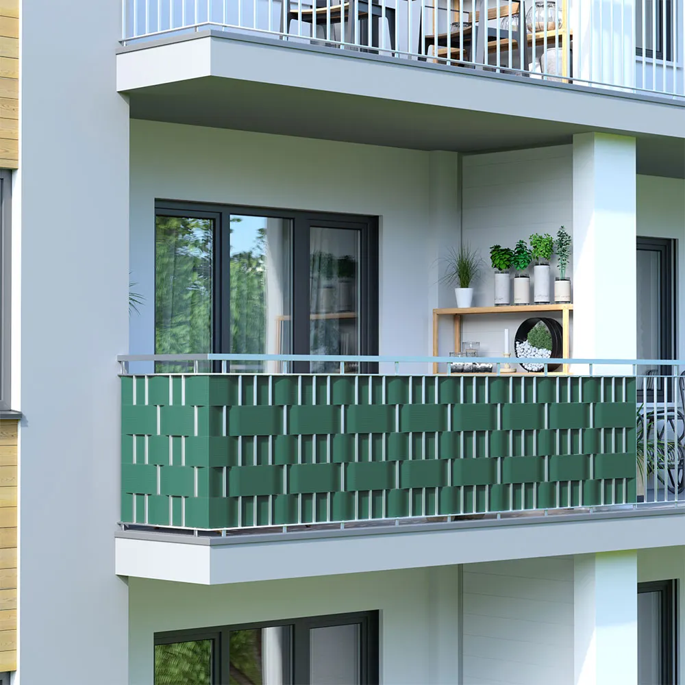 Balcone con parapetto decorativo e piante su uno scaffale sullo sfondo