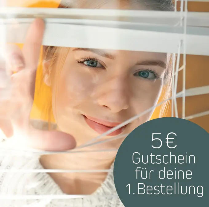 Person schaut durch Jalousien, Text: 5€ Gutschein für deine 1. Bestellung