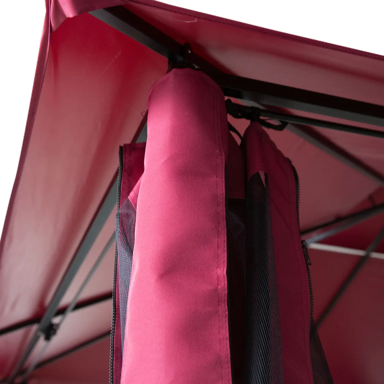 Detailansicht der Pavillonecke mit befestigter Moskitonetz‑Seitenwand