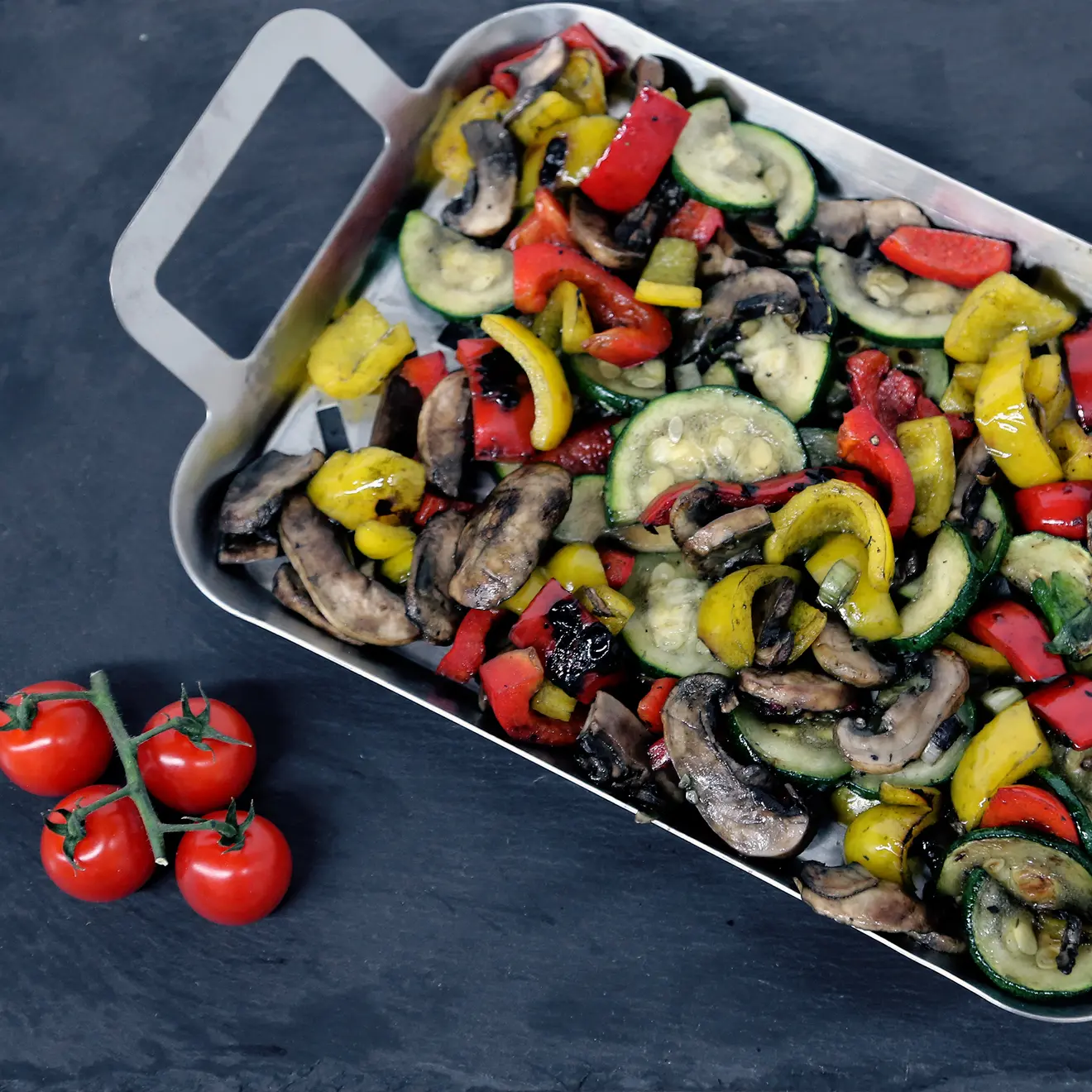 Grillblech aus Edelstahl mit Grillgemüse