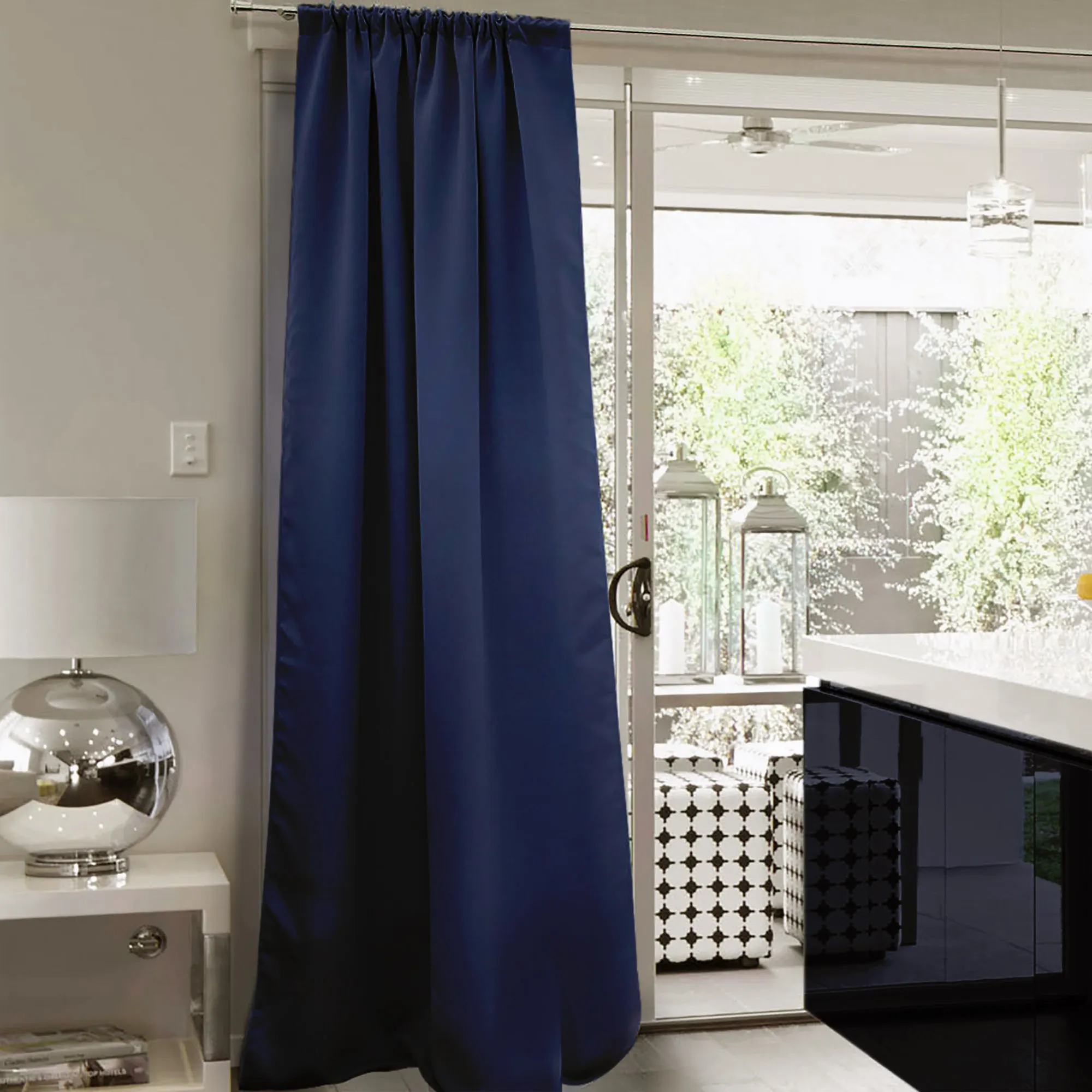 Tenda con arricciatura alla porta del terrazzo in una cucina moderna