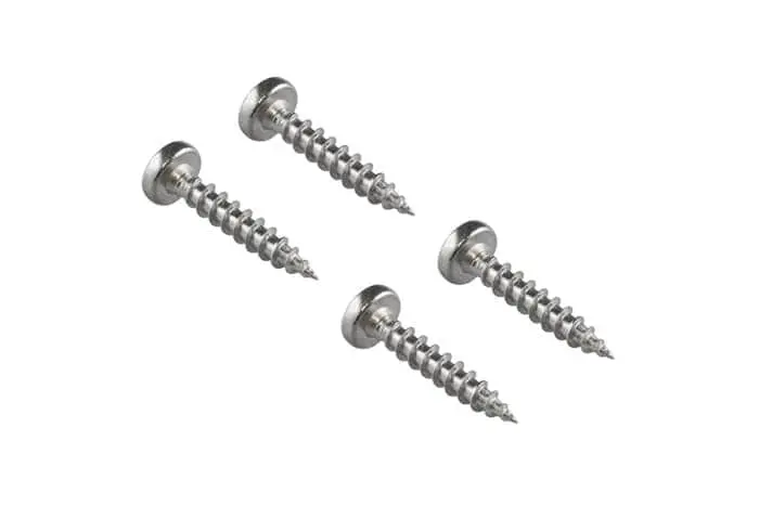 Vier Metallschrauben aus einem Schraubenset für Glasleistenmontage
