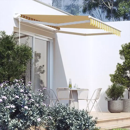 Terrasse mit Markise, Tisch und Stühlen, umgeben von Pflanzen