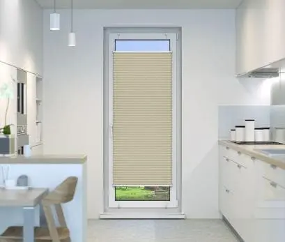 Plissees am Küchenfenster