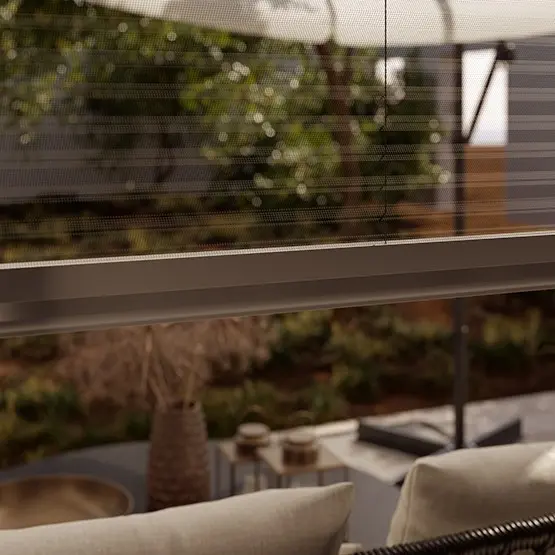 Plissee-Insektenschutzgitter an einem Fenster, Detailansicht der Struktur und Funktion