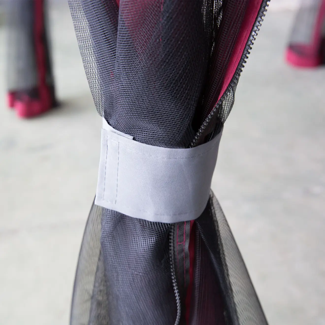 Detailbild von der zusammengebundenen Moskitonetz-Wand