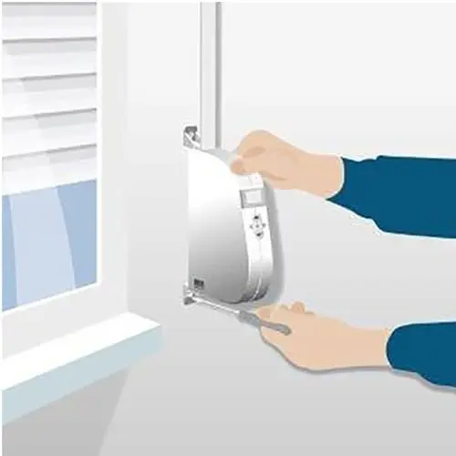 Person installiert elektrischen Gurtwickler an einem Fenster, Gerät zur Rollladensteuerung