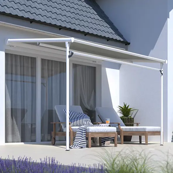 Terrassenüberdachung mit Markise vor einem Haus mit Sitzmöbeln und Pflanzen