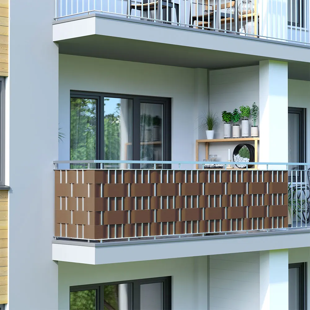 Balcone con parapetto decorativo e piante su uno scaffale sullo sfondo