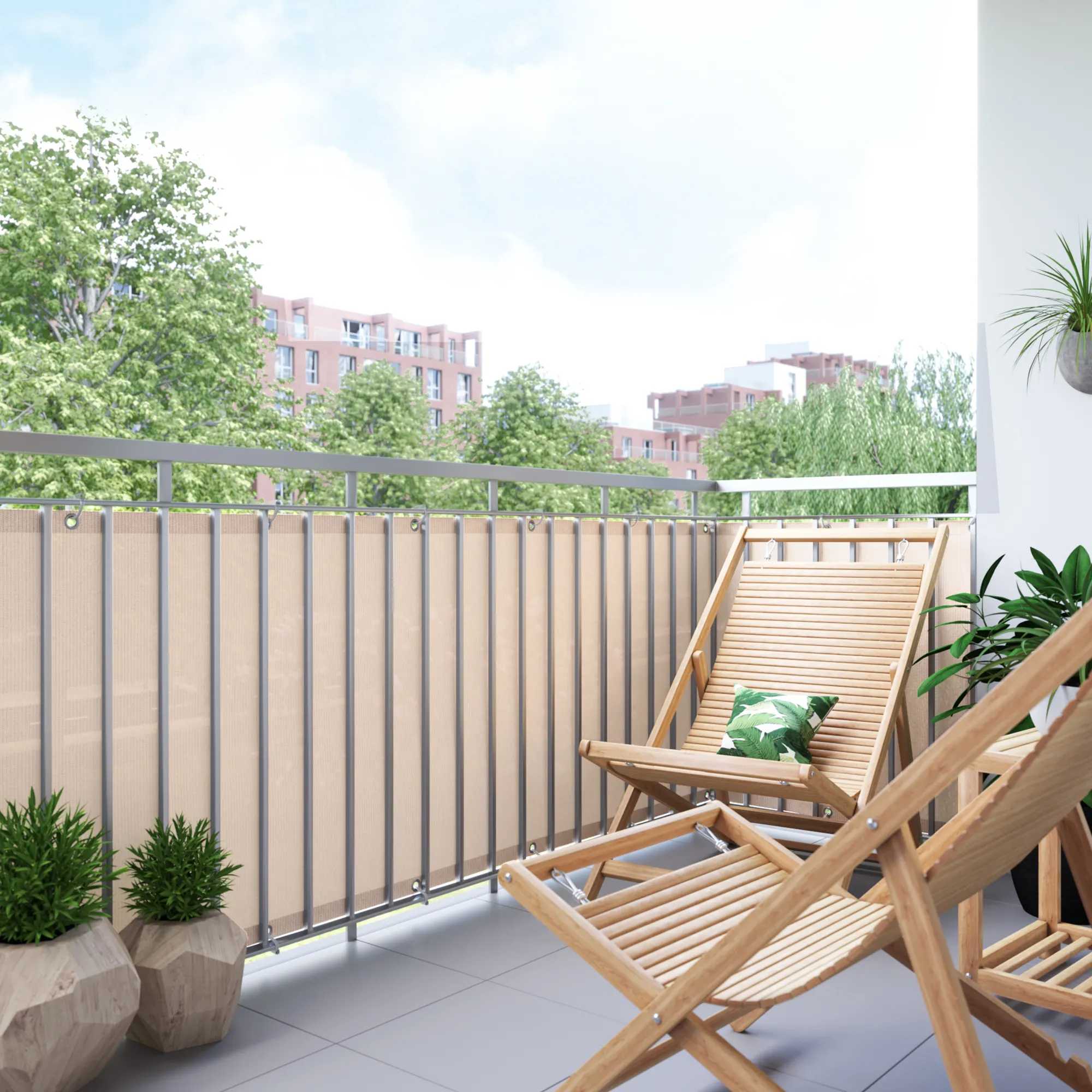 Balcone con rivestimento in materiale traspirante, circondato da piante e sedie